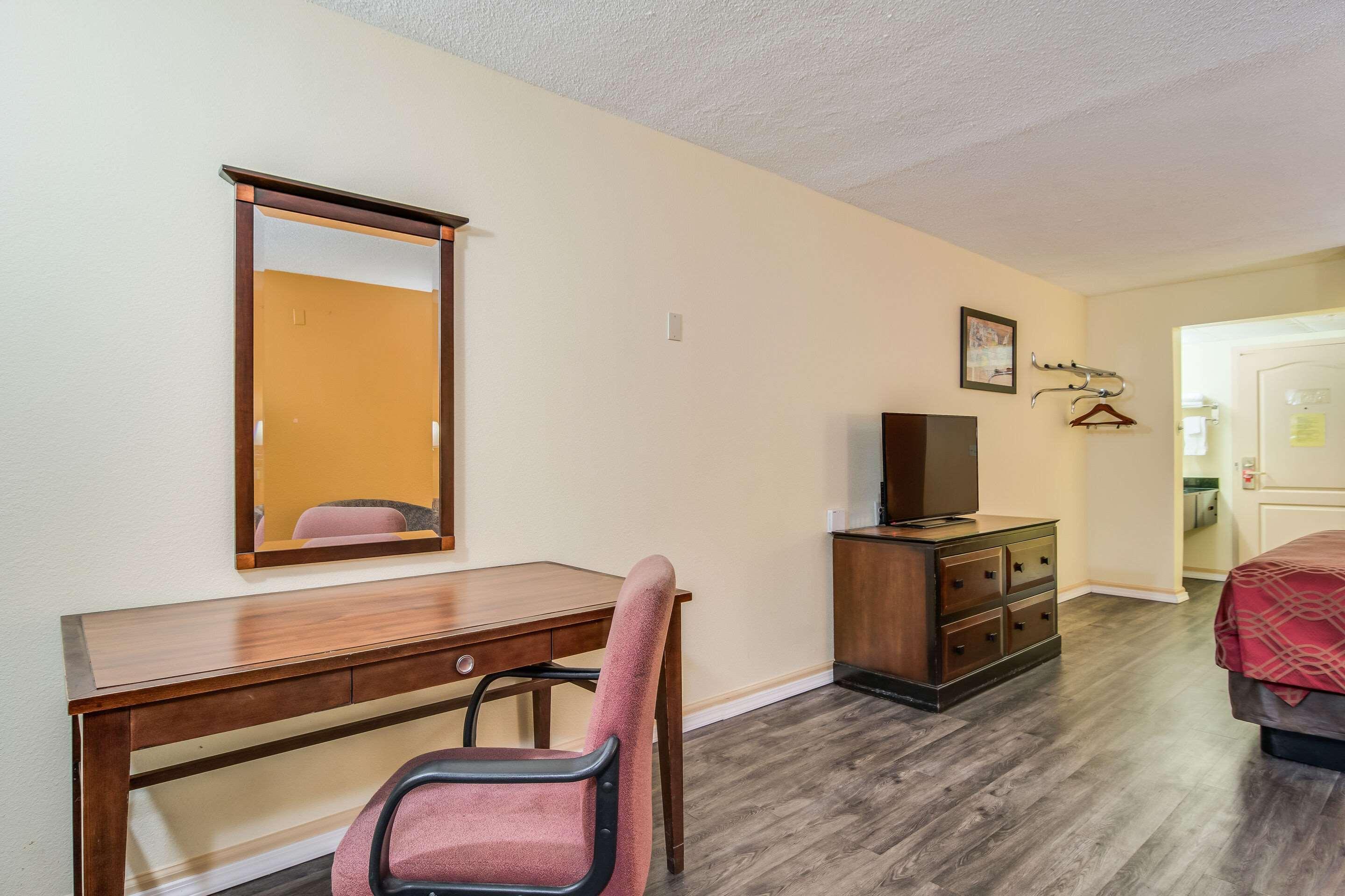 Econo Lodge At Six Flags Austell Buitenkant foto